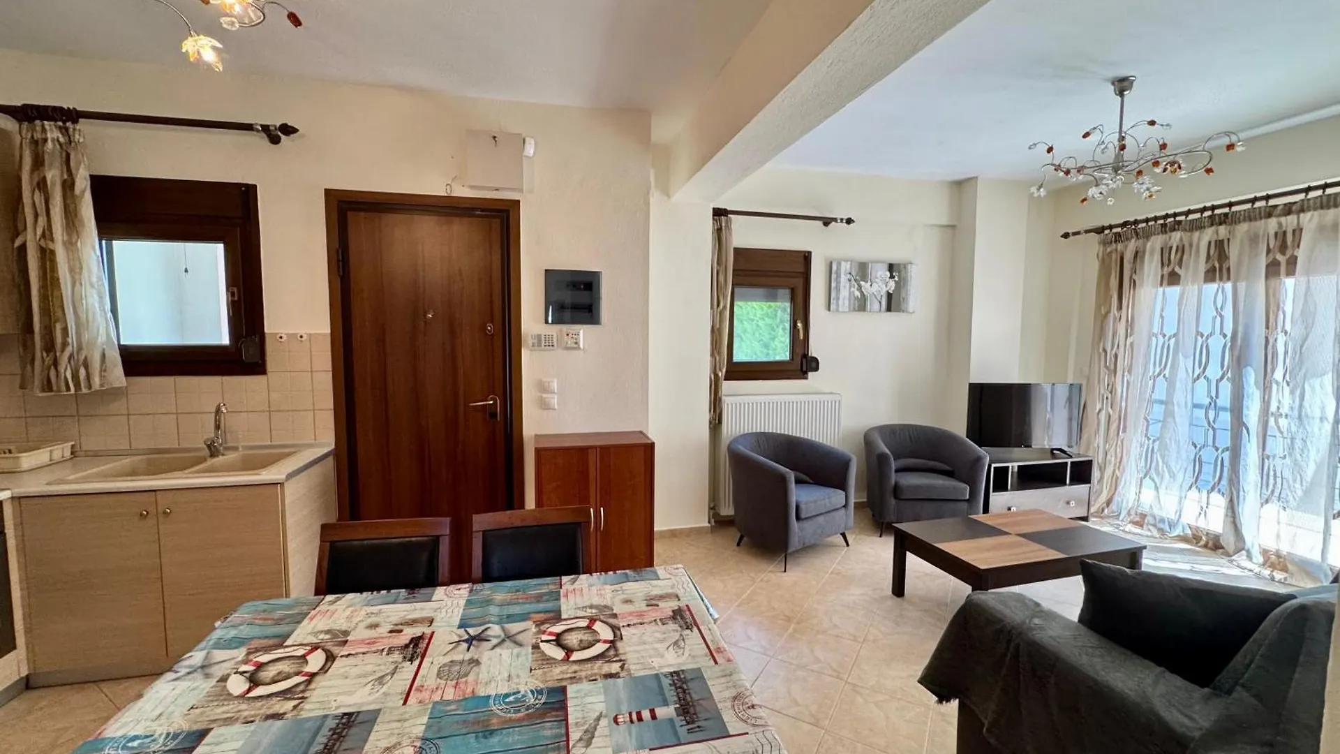 Captain'S Maisonettes Никити